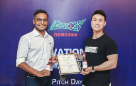 Robert Luo (right) wins the certificate of pilot pass express at Budweiser China Innovation Hub Pitch Day in June, 2021 (COURTEY PHOTO).png