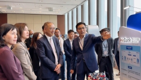 Huiya_Yao__Head_of_Fintech_Innovation_at_WeBank__introduced_DVP_to_HKMA_Chief_Executive_Eddie_Yue.jpg