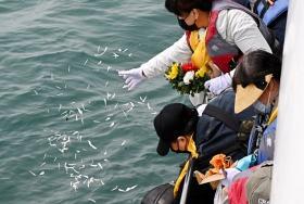 sea burial_副本.jpg