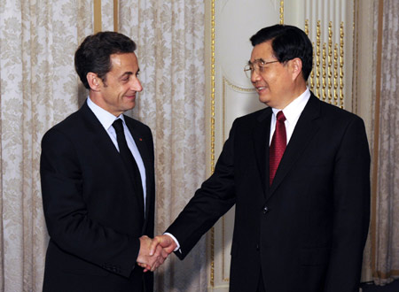 Chinese President Hu Jintao met with French President Nicolas Sarkozy here Wednesday night.