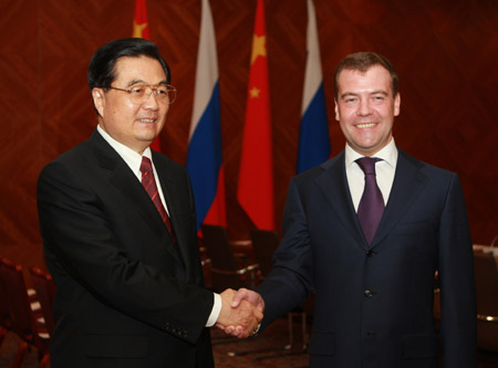 Chinese President Hu Jintao and Russian President Dmitry Medvedev met in London on Wednesday to discuss Sino-Russian ties, the global financial crisis and issues of common concern.
