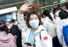 3月17日，天津国家紧急医学救援队队员挥手告别。_072298_副本.jpg