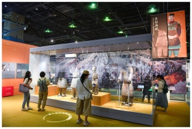 复原真实色彩的兵马俑是此次展览的“明星展品”，陈列了彩绘绿面跪射俑和彩绘紫衣御手俑等文物。_副本.jpg