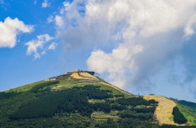 6月30日，北京延庆，小海坨山顶的国家高山滑雪中心_096210.jpg