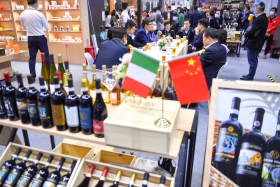 11月6日，在食品和农产品展馆内，参展商围桌洽谈_100083.jpg