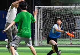 1里咪正在比赛中。飞盘运动大多男女混合比赛，女运动员通过提高_107123.jpg