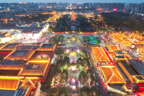 大雁塔和大唐不夜城璀璨的夜景.JPG