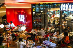 居民在美食街享受夜间美食.jpg