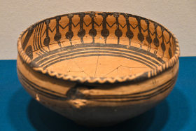 距今约5300-4700年的舞蹈纹彩陶盆，是新石器时代马家窑文化的代表文物。.JPG