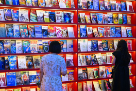 观众在中国优秀期刊展示墙前翻阅展品。.jpg