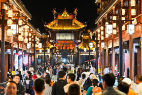 夜间游客正在游览松潘古城中心的古松桥。.jpg