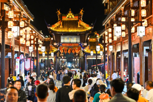 夜间游客正在游览松潘古城中心的古松桥。.jpg