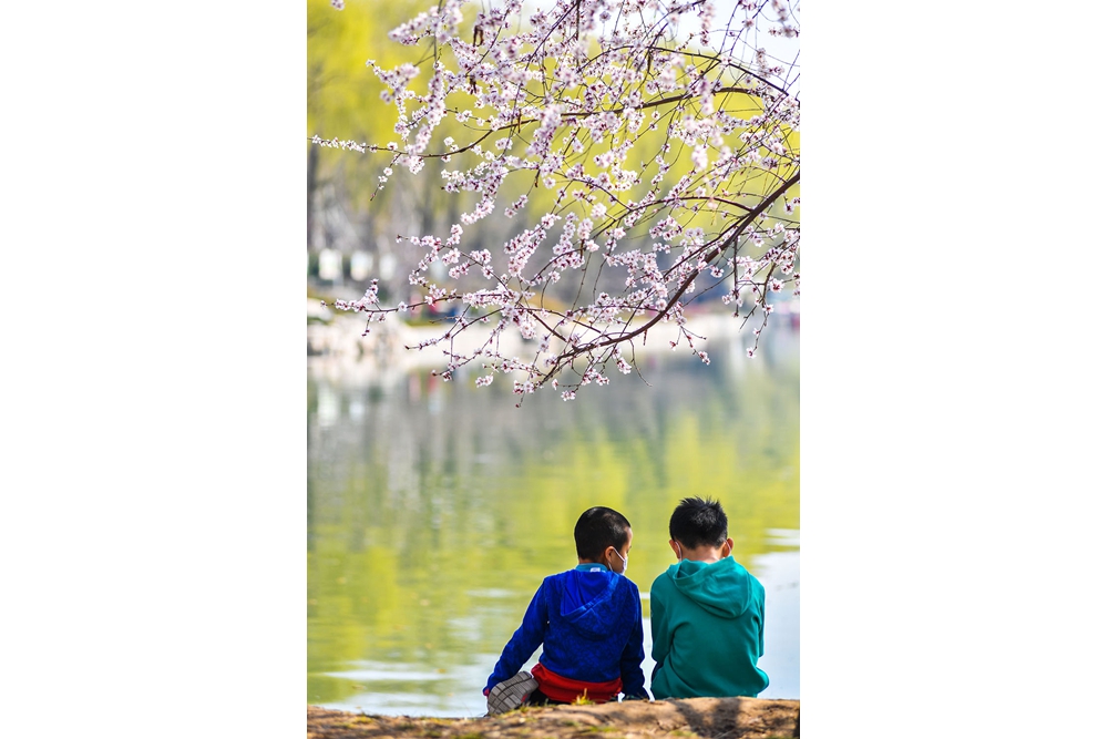 2020年3月17日，两个孩子正在玉渊潭公园里休闲。_072569.jpg