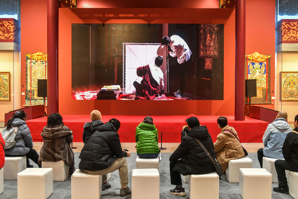 观众在展览现场观看热贡艺术的纪录片.jpg