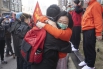 3月17日，在武汉市武昌区驻地，江西医疗队员（前右）拥抱送别_072295.jpg