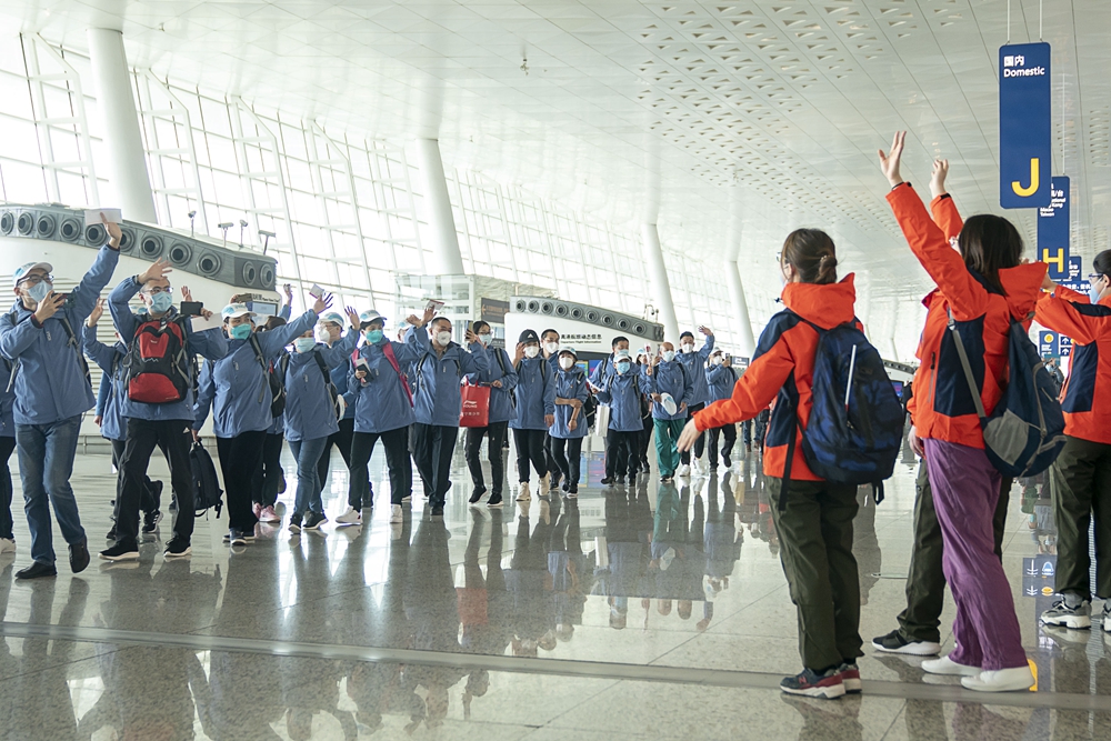 3月17日，在武汉天河机场，山东国家紧急医学救援队队员（左侧_072299.jpg