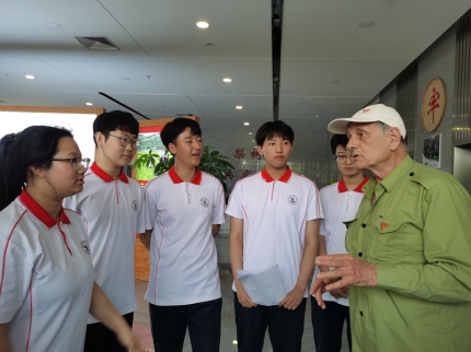 21 柯马凯与 培黎职业学院学生_副本.jpg