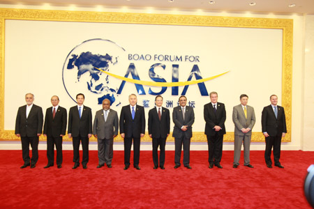 Leaders take a family photo before the opening plenary of Boao Forum for Asia (BFA) Annual Conference 2009 in Boao, a scenic town in south China’s Hainan Province, April 18, 2009. The BFA Annual Conference 2009 opened here on Saturday with the theme of “Asia: Managing Beyond Crisis”. (Xinhua/Pang Xinglei)