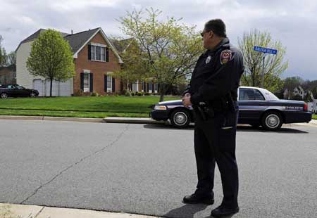 Fairfax County Police control access to the home of David Kellermann, acting chief financial officer of mortgage giant Freddie Mac, in Vienna, Virginia, April 22, 2009. Kellermann, acting chief financial officer of troubled U.S. mortgage giant Freddie Mac, was found dead on Wednesday in his suburban Virginia home after apparently committing suicide, a local police source said.
