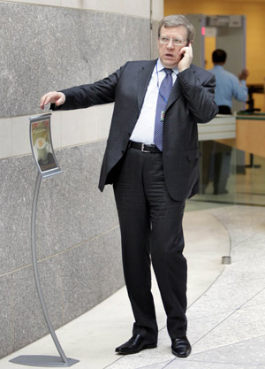 Russia&apos;s Finance Minister Alexei Kudrin talks on a phone as he arrives at the International Monetary and Financial Committee (IMFC) meeting at IMF headquarters in Washington April 25, 2009.(Xinhua/Reuters)