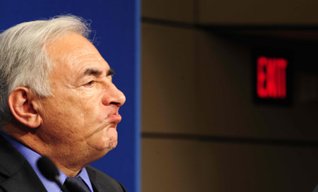 International Monetary Fund (IMF) Managing-director Dominique Strauss-Kahn speaks in a news conference during the spring IMF-World Bank meeting at Washington, the United States, April 25, 2009. (Xinhua/Zhang Yan)