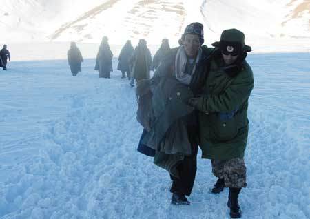 Soldiers rescue a farmer stranded due to heavy snow in Shannan prefecture, southwest China's Tibet Autonomous Region Oct. 30, 2008. (Xinhua Photo)