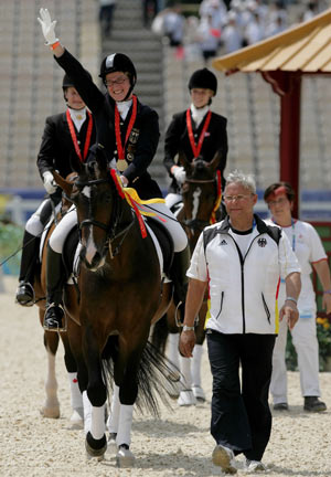 Gold medalist German dressage rider Britta Naepel waves to the crowds during the victory ceremony of Individual Championship Test (Grade II) of Equestrian Events of the Beijing 2008 Paralympic Games at Hong Kong Olympic Equestrian Venue (Sha Tin) in Hong Kong, south China, Sept. 8, 2008.