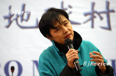 ANTI-MERCURY CAMPAIGN: Global Village of Beijing President Liao Xiaoyi makes a speech about the harm of mercury contamination as part of her organization’s campaign to educate the public on protecting against mercury pollution