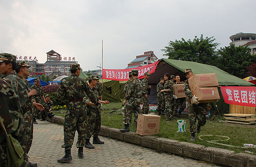 The army distributes relief supplies in Dujiangyan HUANG WEI/BEIJING REVIEW The army distributes relief supplies in Dujiangyan HUANG WEI/BEIJING REVIEW