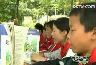 This is the playground of the Haihong Primary School in Xiang'e County, Dujiangyan city. Now it is serving as the classroom for these students.