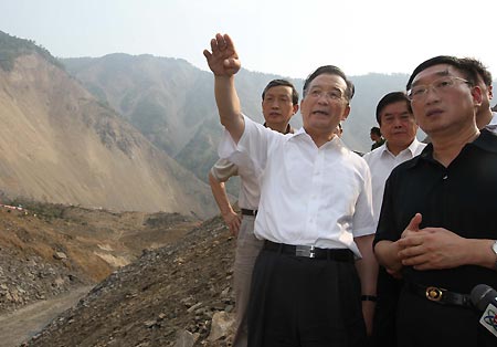 Chinese Premier Wen Jiabao (front L) speaks as he inspects the drainage of the Tangjiashan quake lake in southwest China's Sichuan Province on June 5, 2008. (Xinhua/Liu Weibing