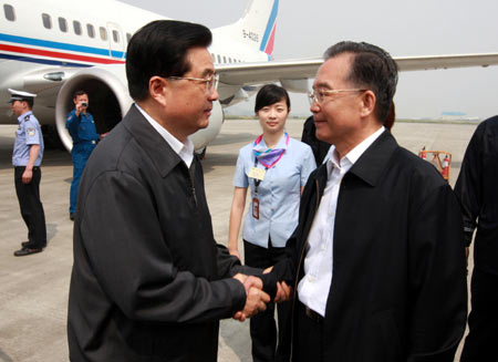 Chinese Premier Wen Jiabao (R) greets President Hu Jintao upon Hu's arrival in Mianyang, a city in quake-hit southwestern Sichuan Province, May 16, 2008. President Hu flew to quake-hit southwestern Sichuan Province Friday morning to console the victims and inspect the rescue and relief work. (Xinhua Photo)