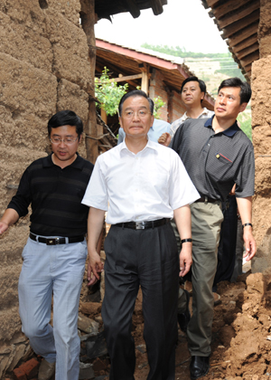 Chinese Premier Wen Jiabao (Front) inspects Quanli Village in Lueyang County, northwest China&apos;s Shaanxi Province, June 20, 2008. 